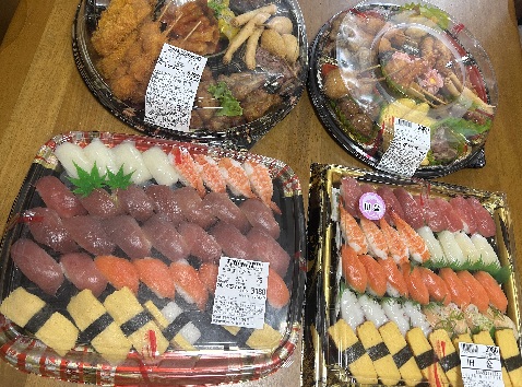 ウークイ用に用意した寿司とオードブルの折箱