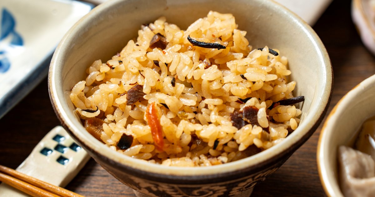 器に盛られた炊き込みご飯